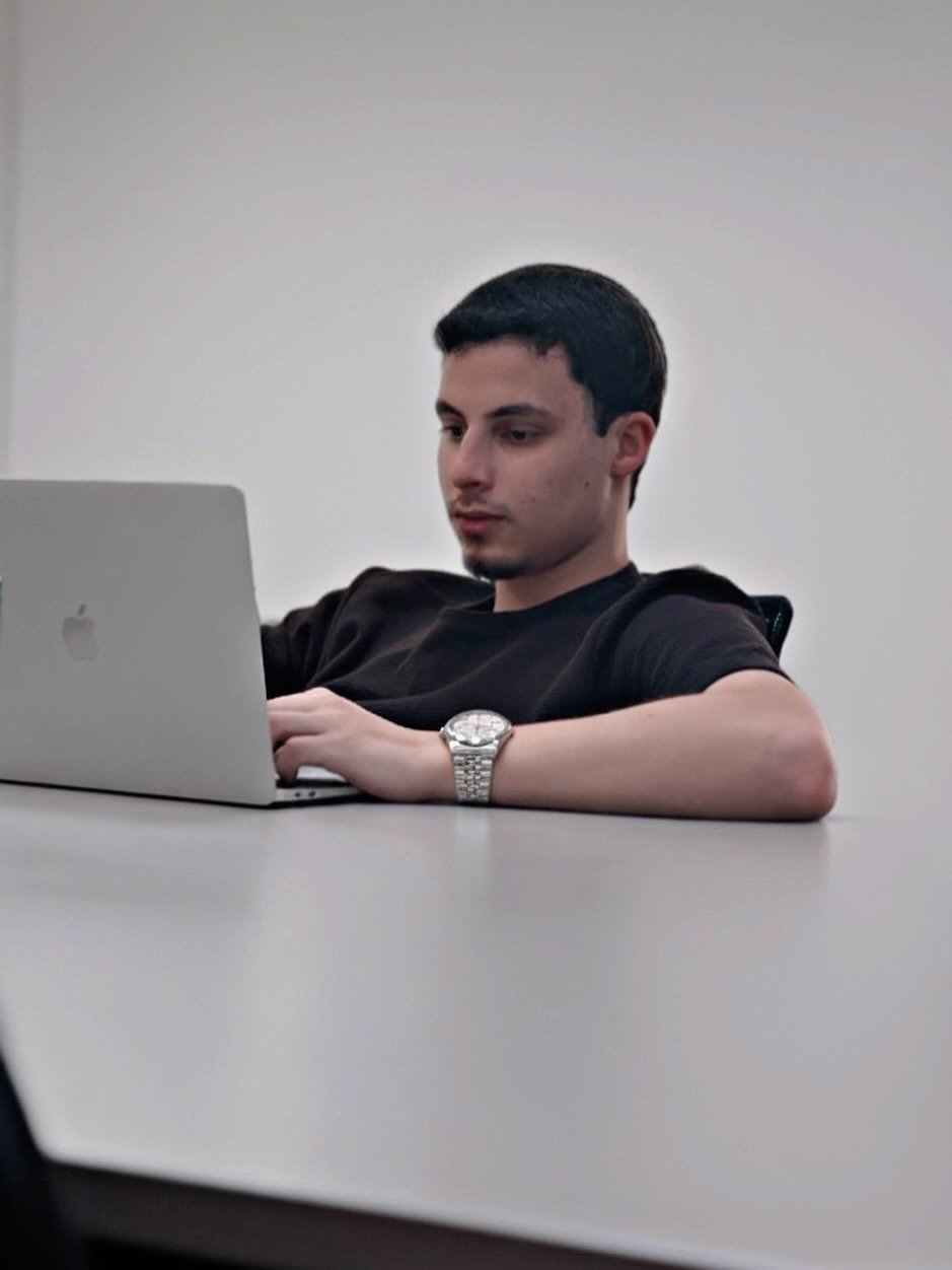 Leonardo trabalhando no notebook